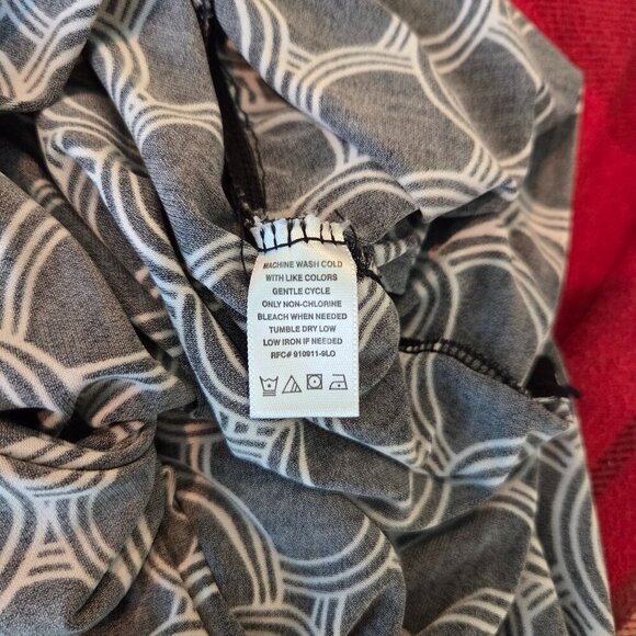 GEORGE STRETCH KNIT TOP BLACK AND WHITE GEOMETRIC DESIGN SIZE MEDIUM (8-10) - Picture 9 of 9